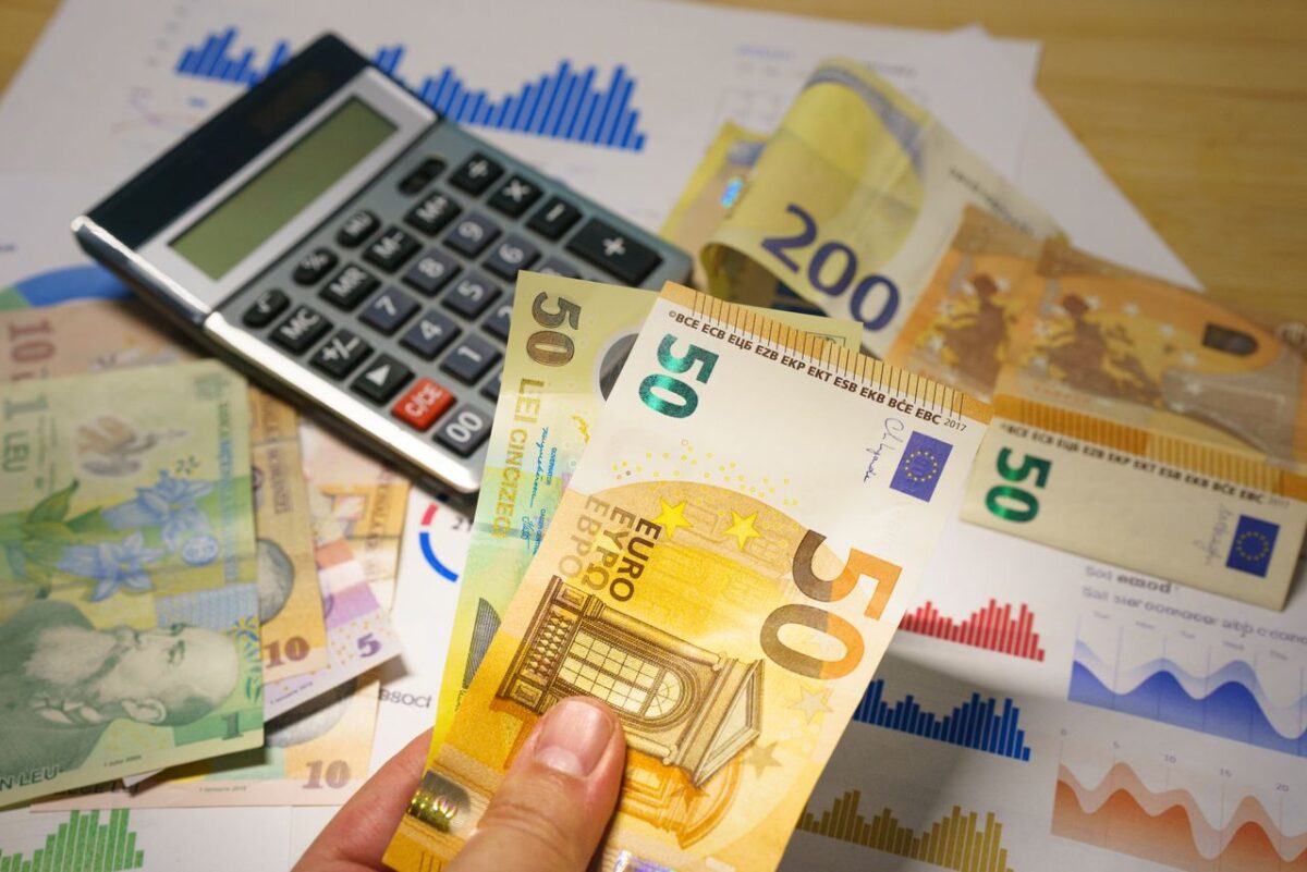 Billetes de euro y una calculadora sobre una mesa
