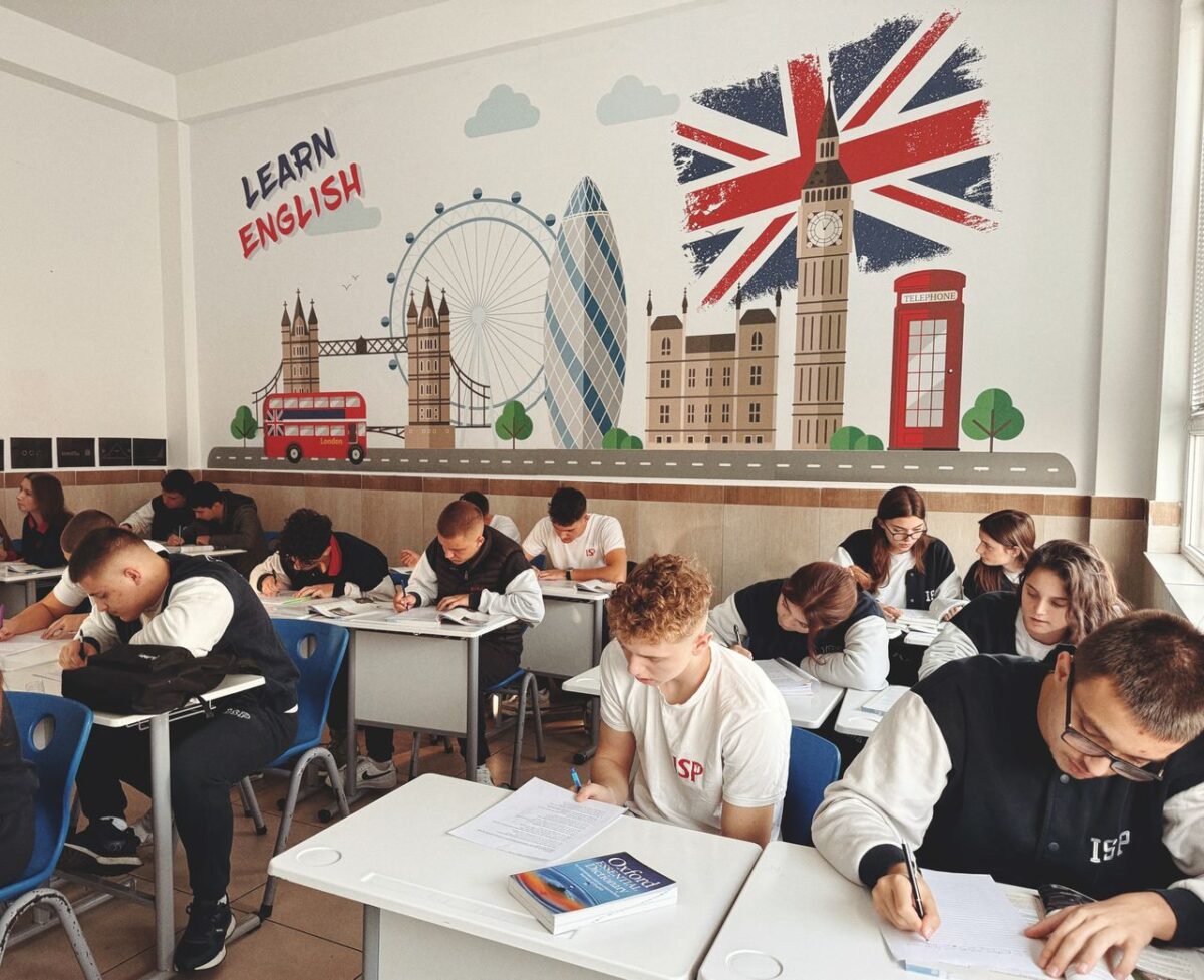 Estudiantes en un aula durante una clase de inglés