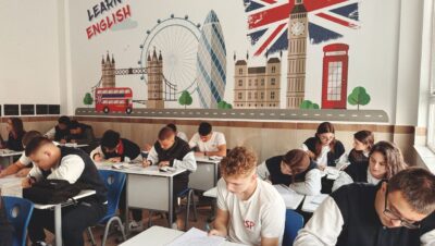 Estudiantes en un aula durante una clase de inglés