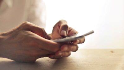Persona consultando el correo electrónico en un teléfono móvil