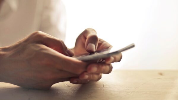 Persona consultando el correo electrónico en un teléfono móvil