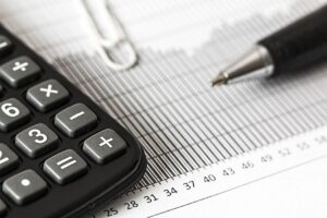Calculadora y bolígrafo sobre una mesa de trabajo