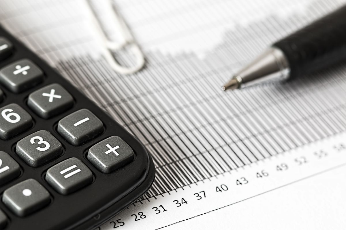 Calculadora y bolígrafo sobre una mesa de trabajo